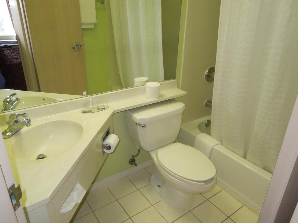 Travelodge - Cincinnati Sharonville Room photo