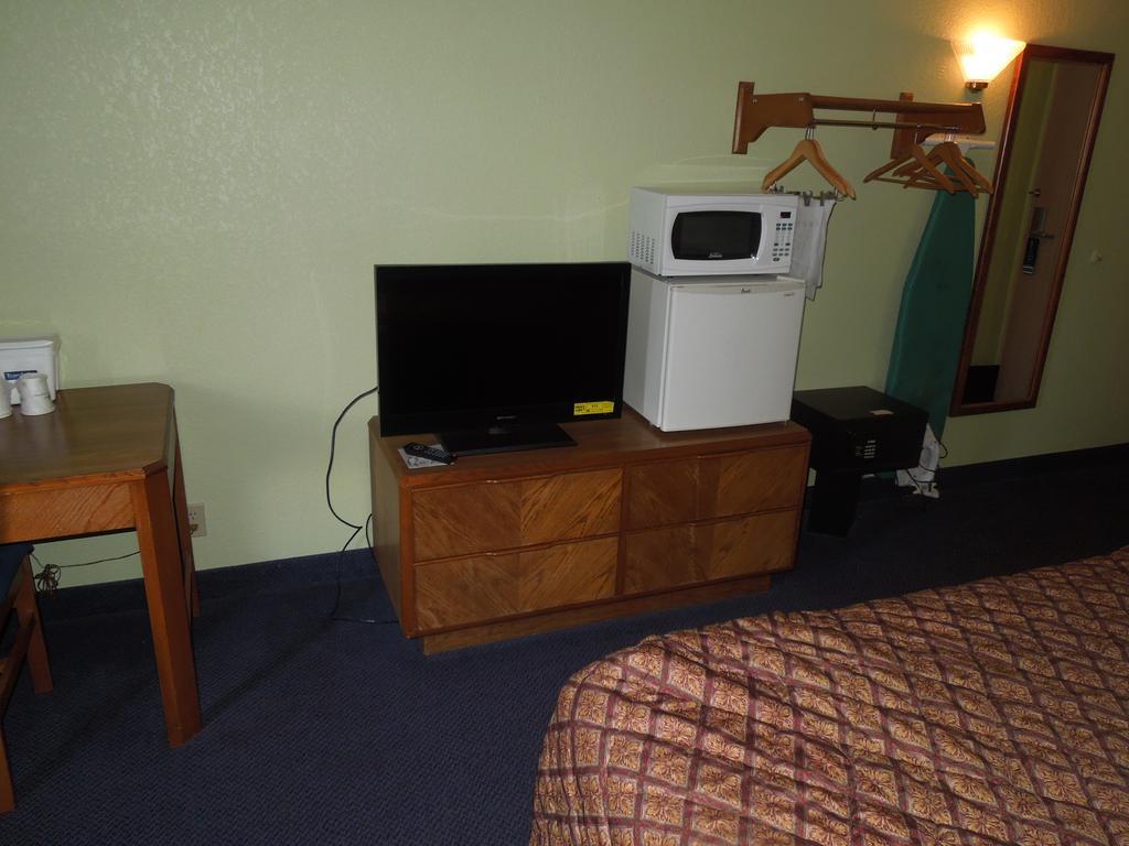 Travelodge - Cincinnati Sharonville Room photo