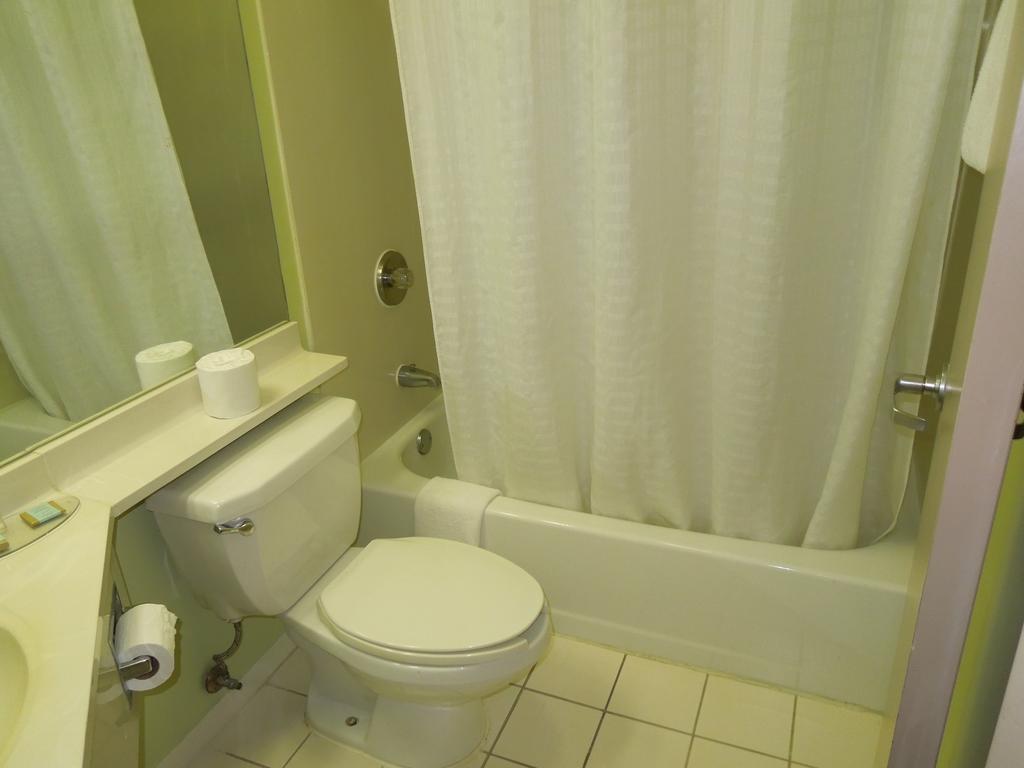 Travelodge - Cincinnati Sharonville Room photo