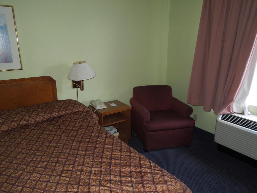 Travelodge - Cincinnati Sharonville Room photo